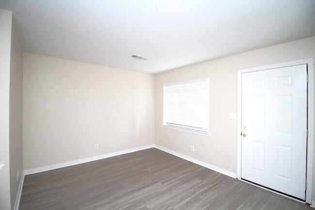 Building Photo - Updated 1BR/1BA Apartment Near UWF – Ideal...