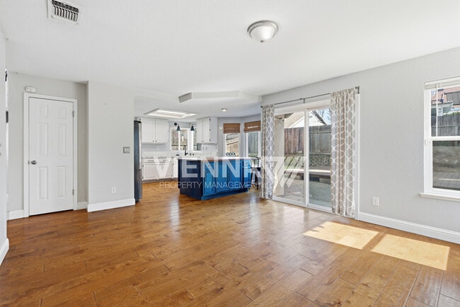 Building Photo - 2212 Thurton Dr