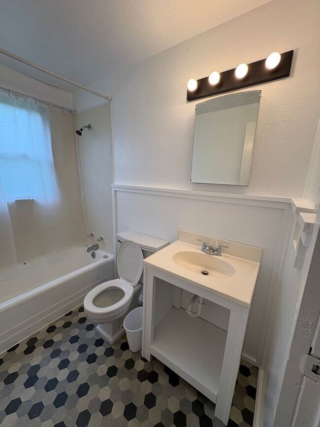 Building Photo - Adorable two bedroom, one bath house!