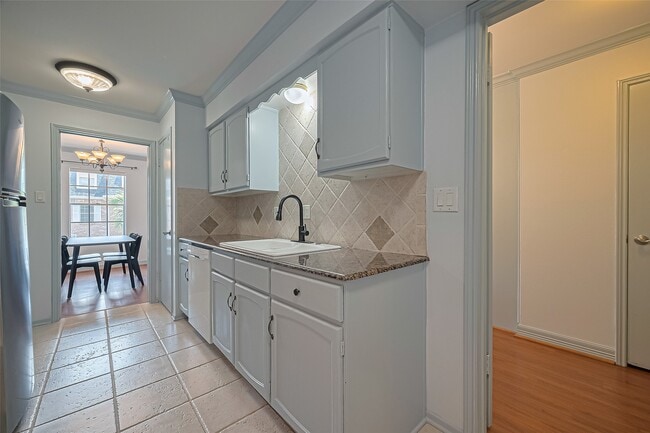 Building Photo - 359 N Post Oak Ln