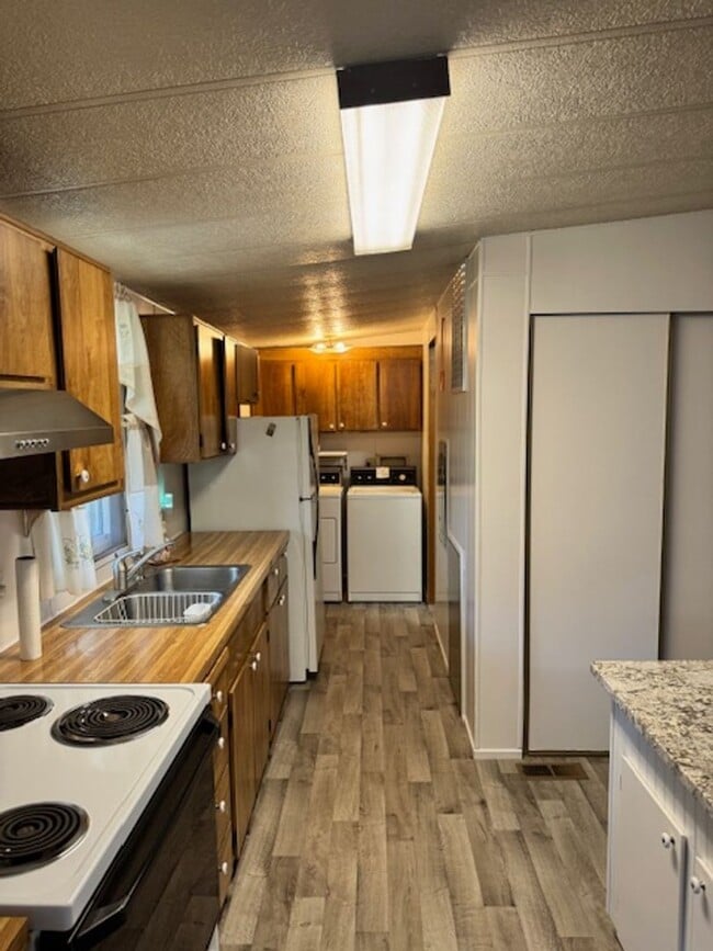Building Photo - RARE FIND AVAILABLE NOW HOME IN ROGUE RIVER