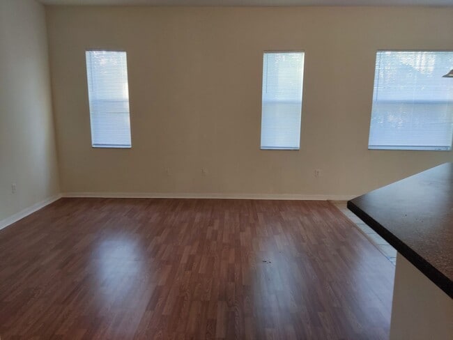 Building Photo - 4/2/2, Beautiful and Spacious!