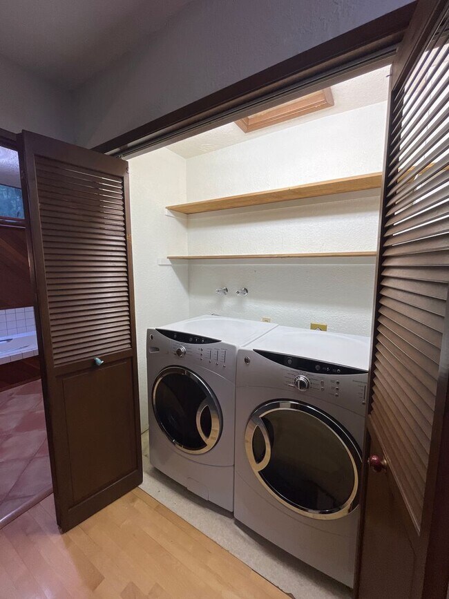 Building Photo - 3 Bedroom 2.5 Bath