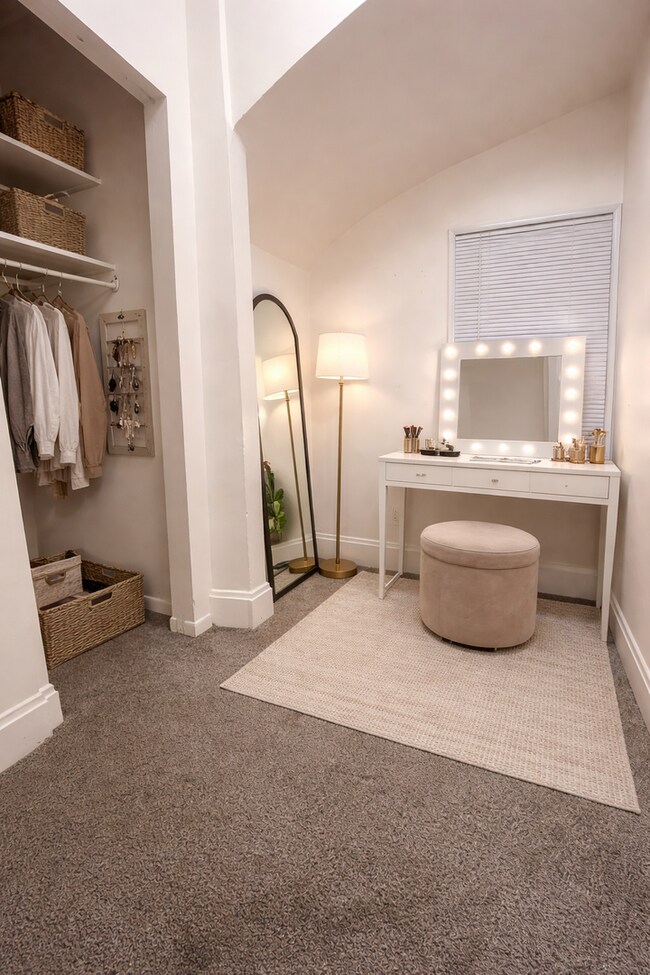 Building Photo - 410 N 52nd Ave W