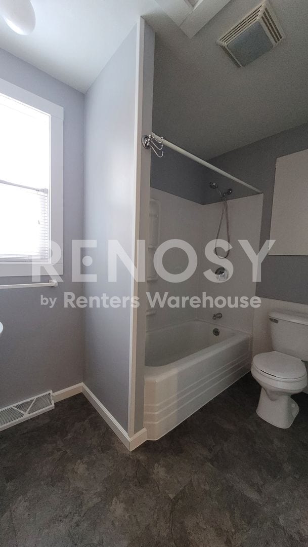 Building Photo - 4BD/2BA in Newport Available Now!