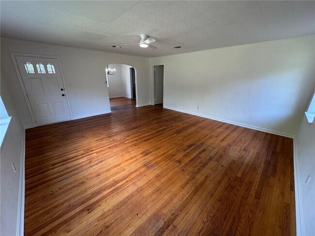 Building Photo - 713 Iris Ave