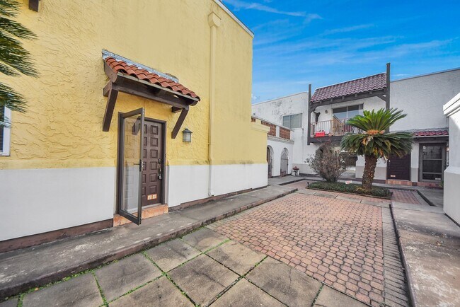 Building Photo - 2744 Briarhurst Dr