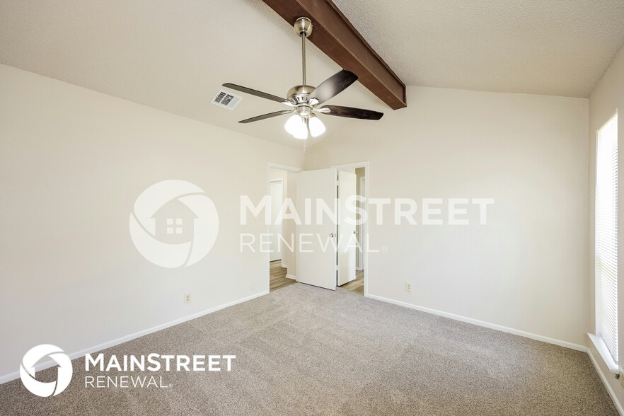 Building Photo - 2755 Knoll Tree St