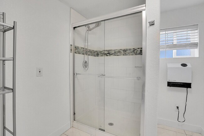 Building Photo - $2,550 - 3 Bed, 2 Bath Updated Home in Den...