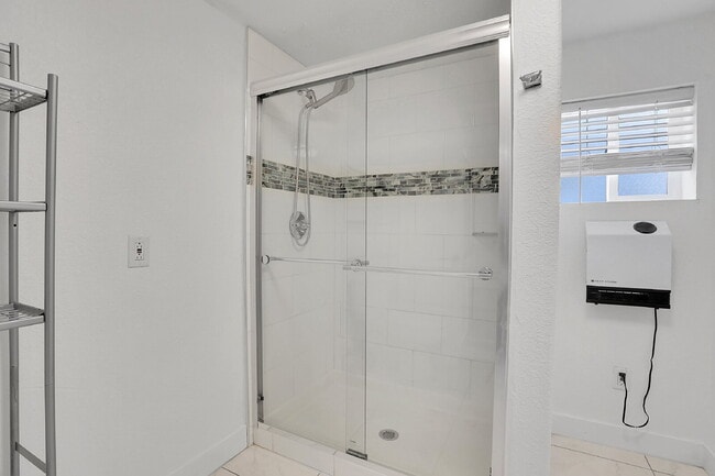 Building Photo - $2,850 - 3 Bed, 2 Bath Updated Home in Den...