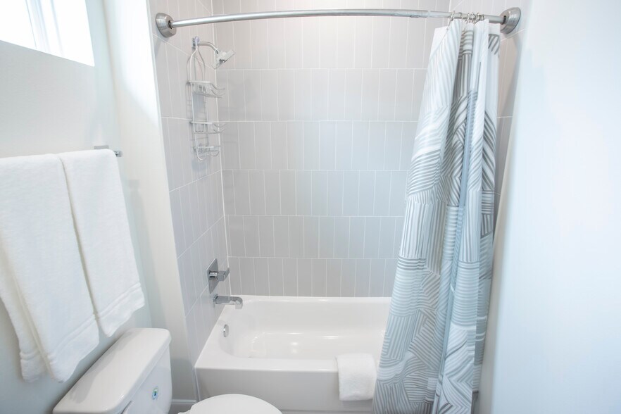 Tub/shower combo. - 2713 Eado Edge Ct