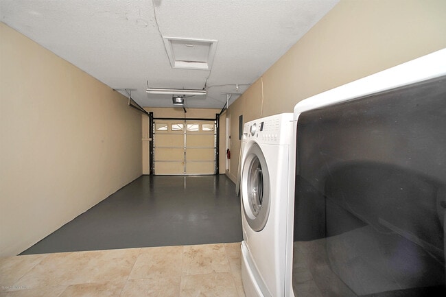 Building Photo - 905 Barbados Ave