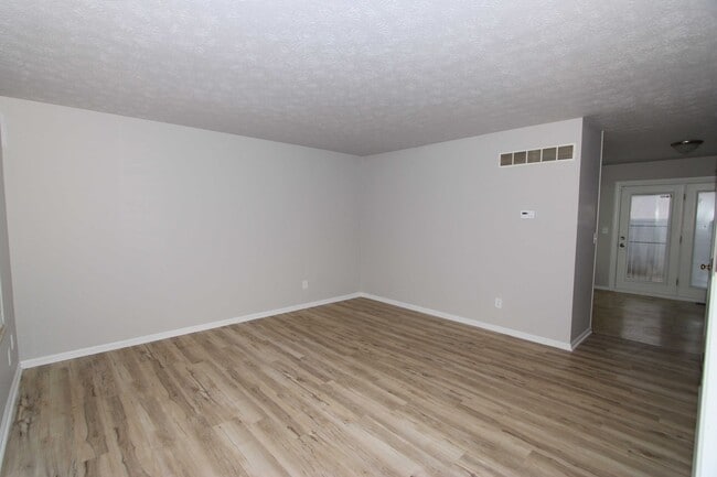 Building Photo - 2 Bed 1.5 Bath Condo