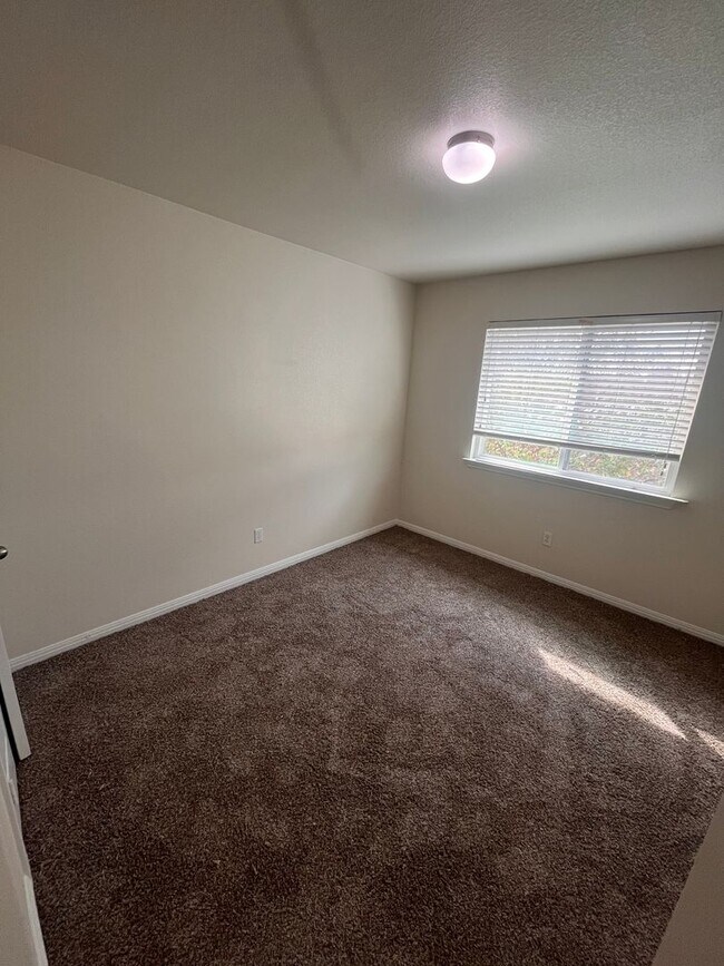 Building Photo - Blanco Vista 3 bed 2.5 bath