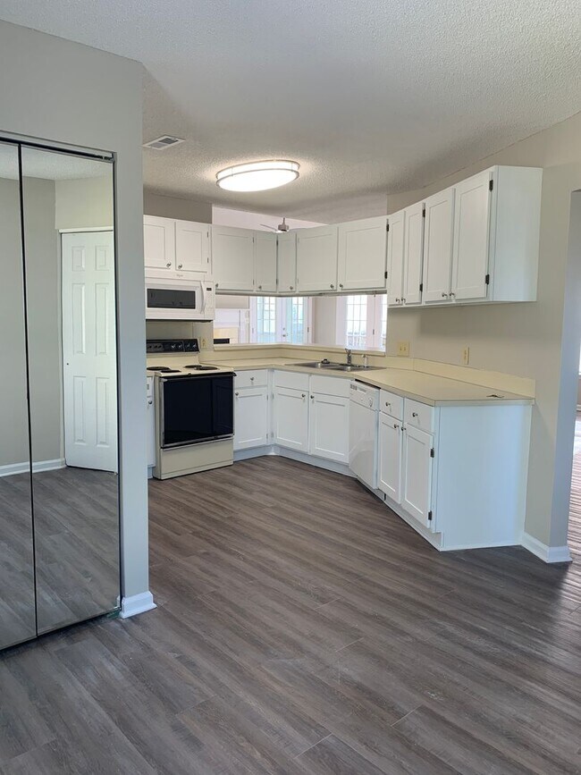 Building Photo - Cozy Living on a quiet cul de sac.