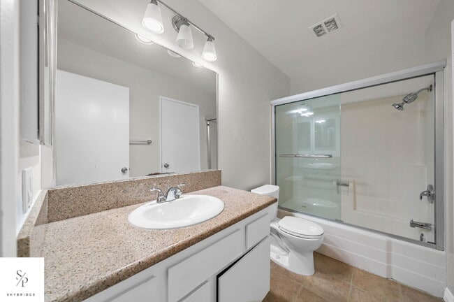 Building Photo - Charming 2-Bed Townhouse with Fireplace in Prime CA Location!