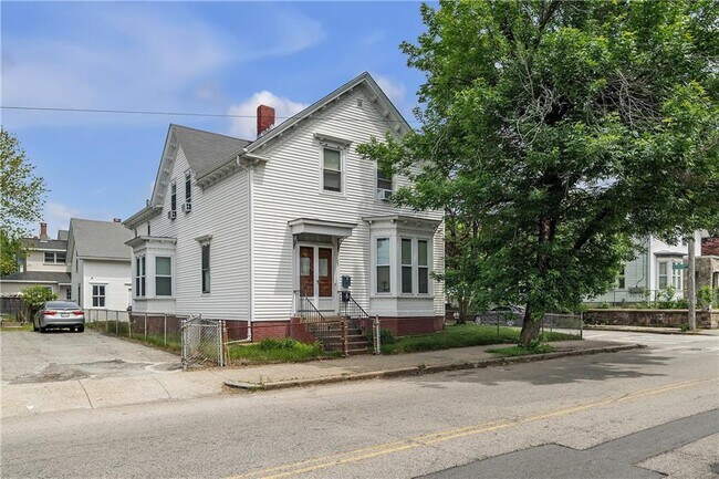 Building Photo - 585 Plainfield St