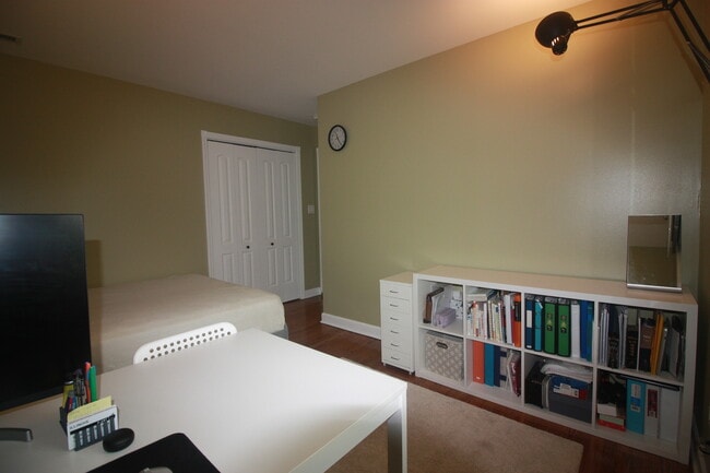 Building Photo - 1624 Greenwood Rd