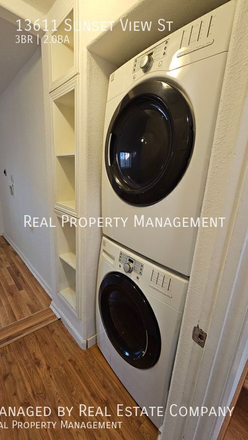 Building Photo - 13611 Sunset View St