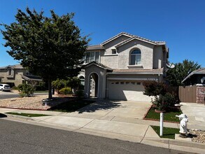 Building Photo - Executive 4 Bedroom, 2.5 Bathroom 2100 Sqf...