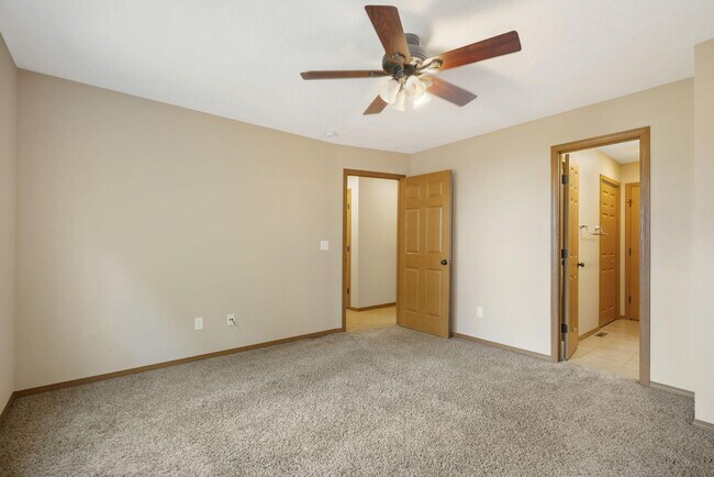 Building Photo - 717-719 E Watermill Cir