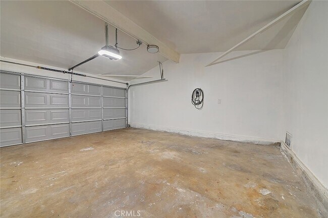 Building Photo - 2044 W Spruce Ave