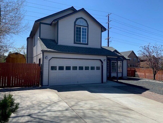 Building Photo - 3 Bed/2.5 Bath NE Bend Single Family Home with Hot Tub