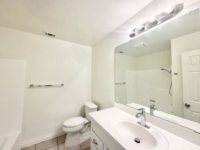Building Photo - AVAILABLE NOW!! 3 Bedroom/ 2 Bathroom Duplex in Cathedral City!