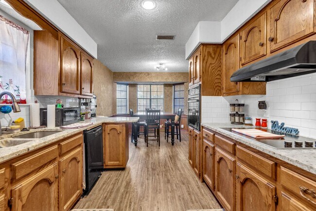 Building Photo - 6935 Amber Dr
