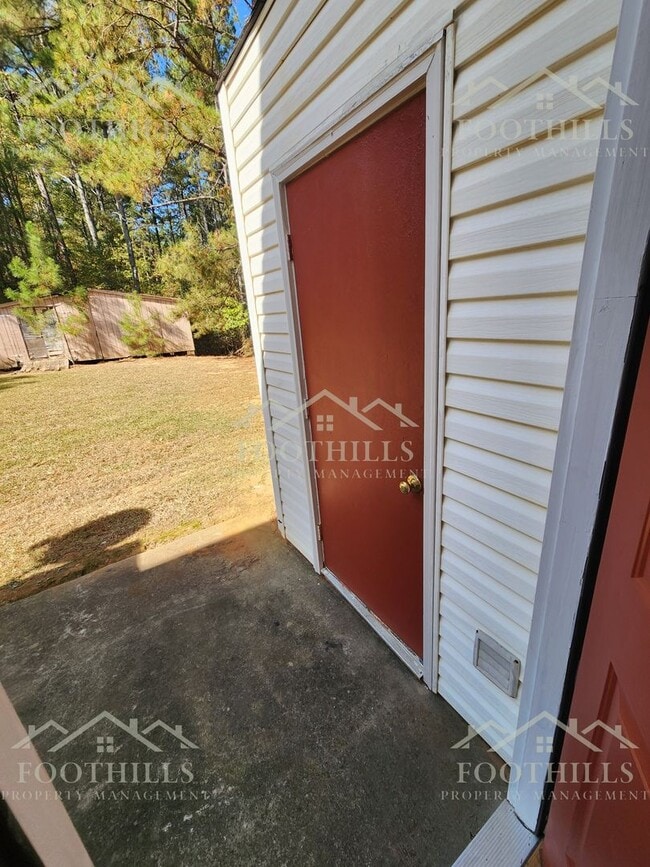 Building Photo - Modern 2-Bedroom Townhouse Near Anderson U...