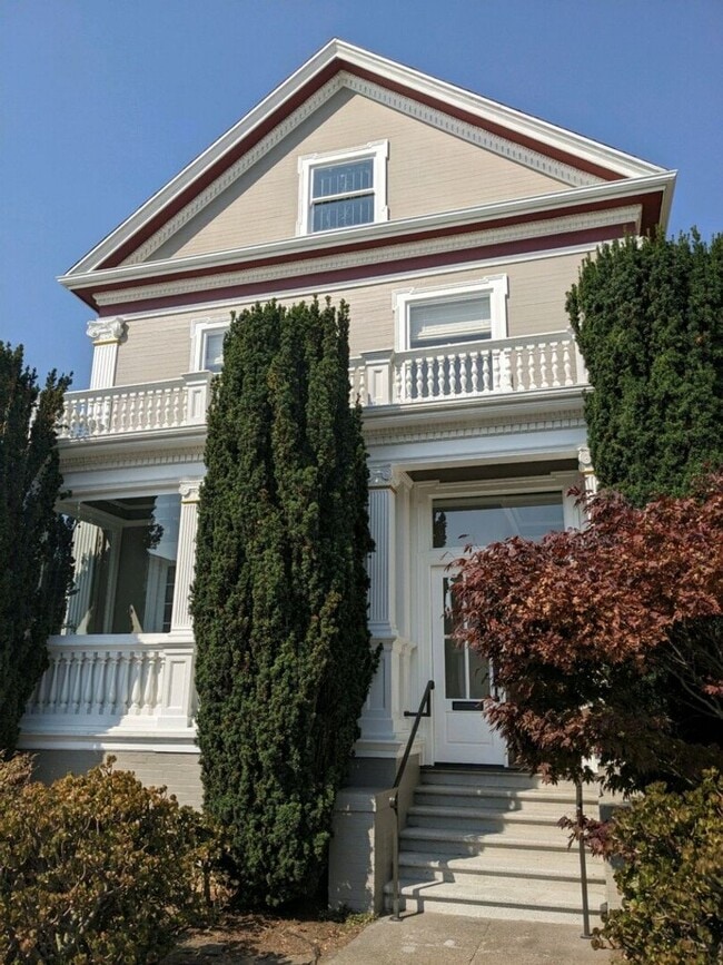 Building Photo - Spacious 4+ Bedroom House in Jordan Park with 2-Car Parking