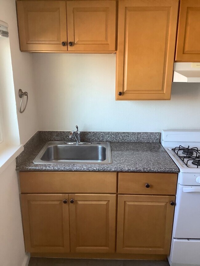 Building Photo - 1637 Truman St