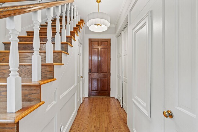 Building Photo - 6732 Vanderbilt St