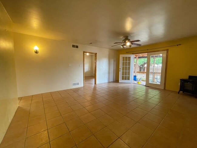 Building Photo - 212 S El Rancho Rd