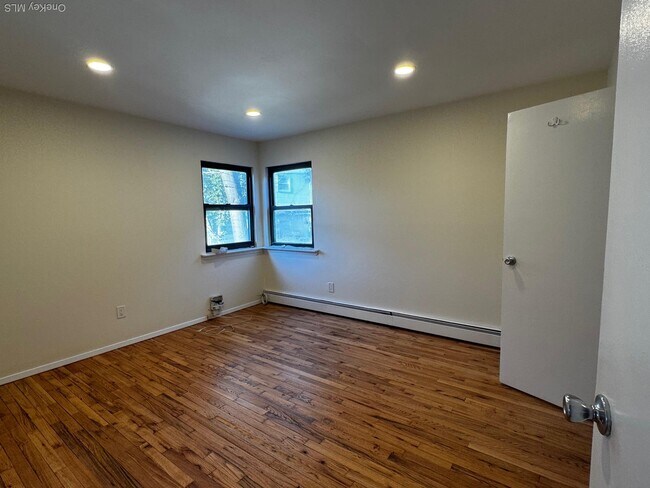Building Photo - 619 E Park Ave