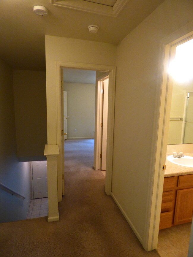 Building Photo - Charming 2 Bed/2.5 Bath Townhome in SW For...