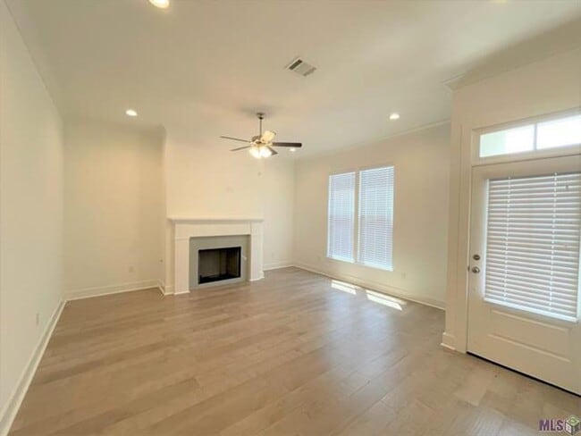 Building Photo - 3 Bedroom With a Bonus Room In Central School District!