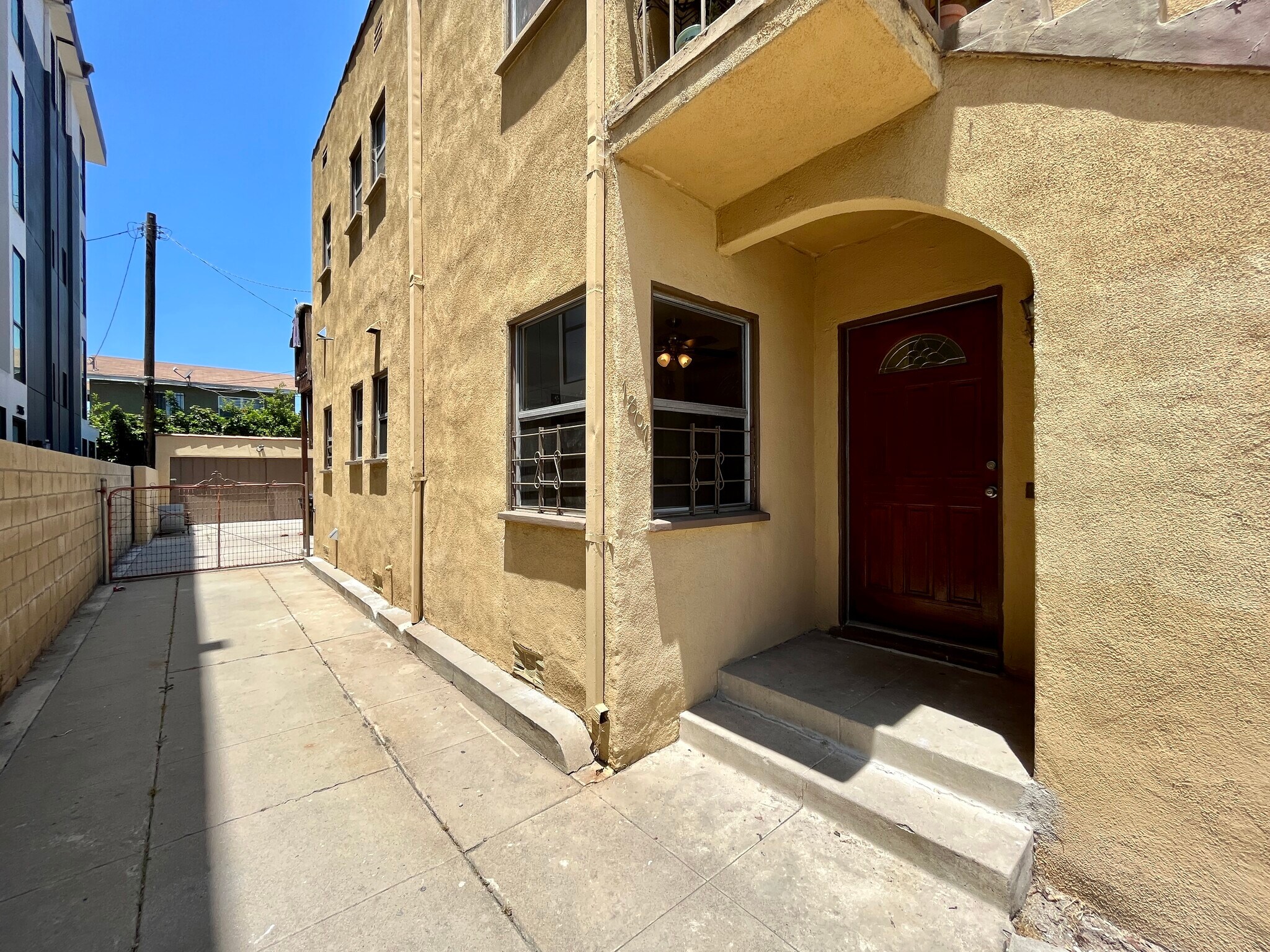 Ground unit - 1807 S Redondo Blvd