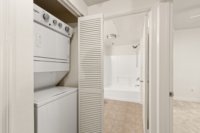 Building Photo - 2 Bed/2 Bath Condo available at Union Square!