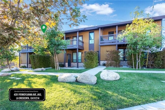 Building Photo - Luxury 3+3 Townhome in prestigious Crescen...