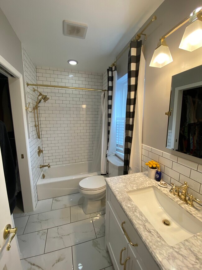 Master Bath - 145 W Hill St
