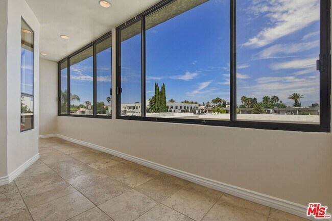 Building Photo - 4443 Ventura Canyon Ave