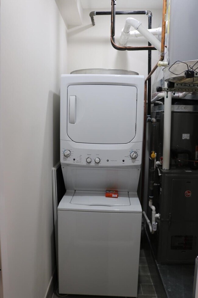 Building Photo - 2110 Summit Ave