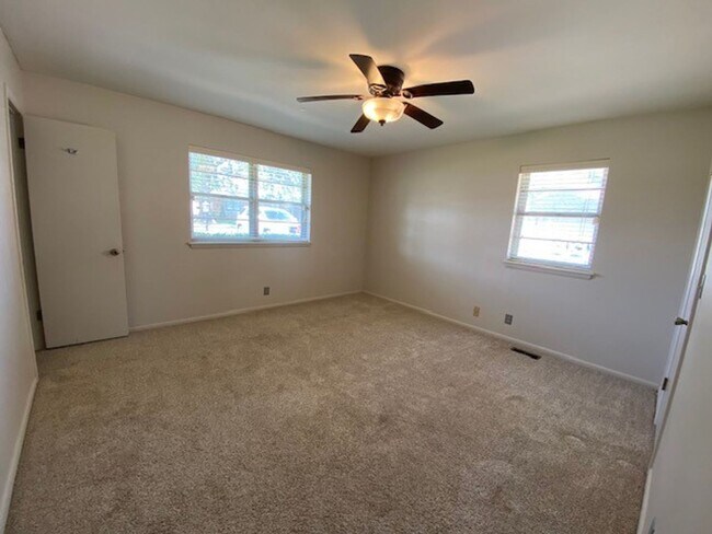 Building Photo - LARGE | 3 Bed | 2 Bath | Midtown Tulsa