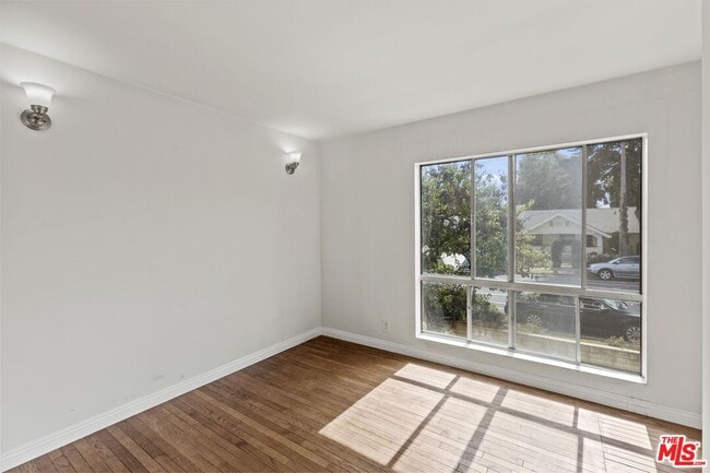 Building Photo - 1033 6th St