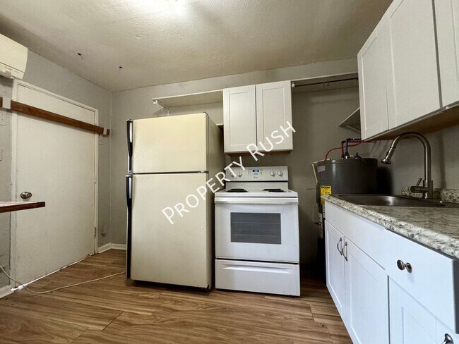 Building Photo - 708 W 47th St