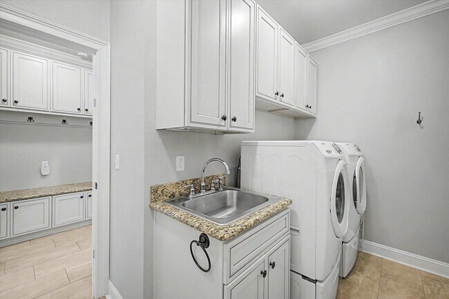 Building Photo - 7492 Sunny Mariana Ct