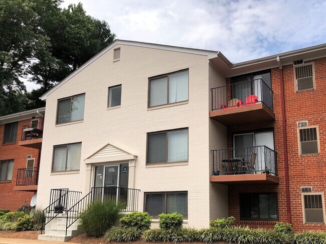 Primary Photo - Cozy Leesburg condo with balcony
