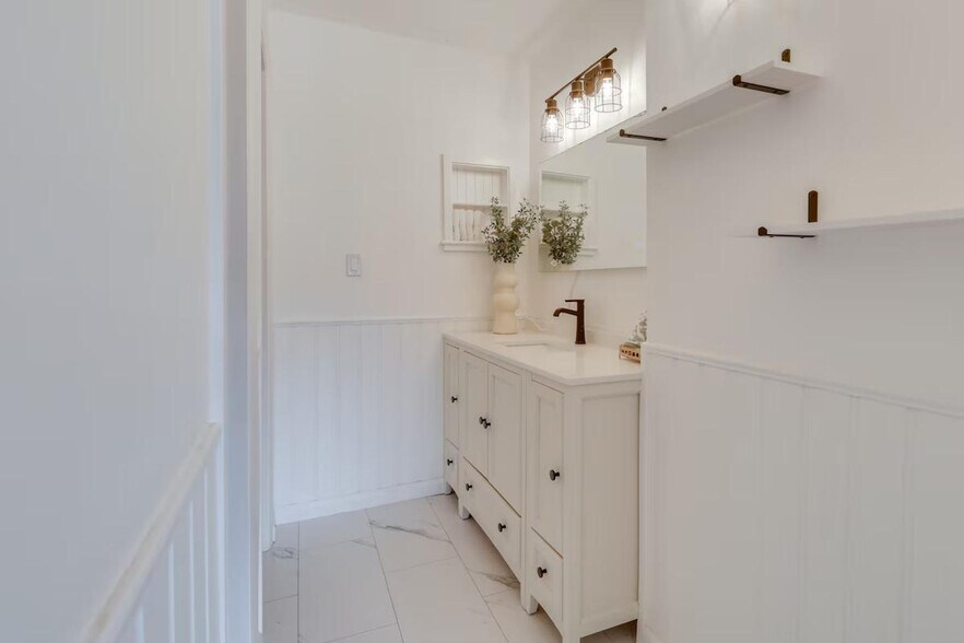 Building Photo - 749 Quesnel Dr