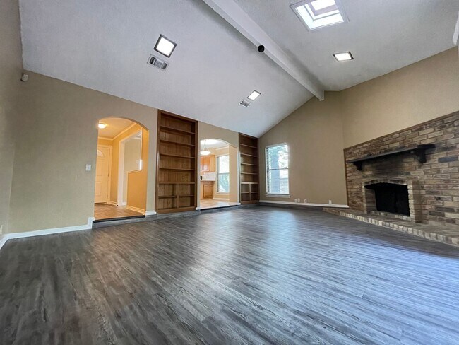 Building Photo - 3 Bedroom 2 Bath and 2 Car Garage